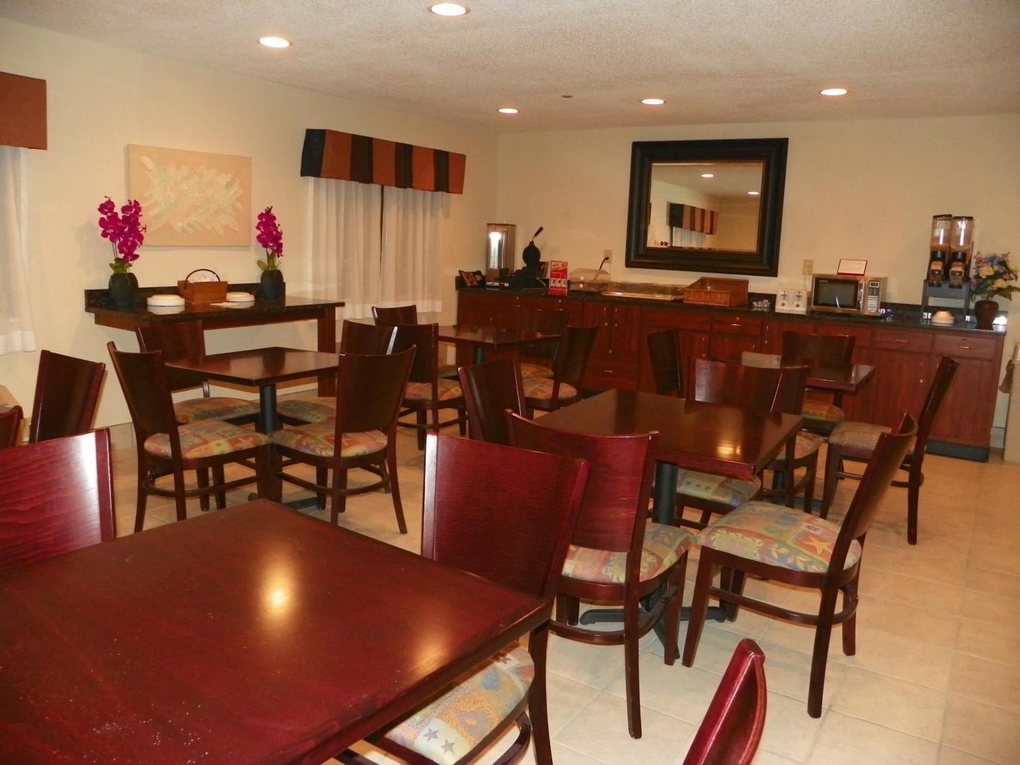 Royalton Inn & Suites Upper Sandusky Экстерьер фото