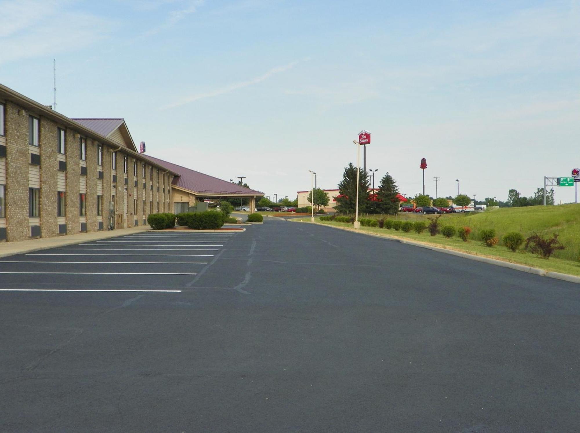 Royalton Inn & Suites Upper Sandusky Экстерьер фото
