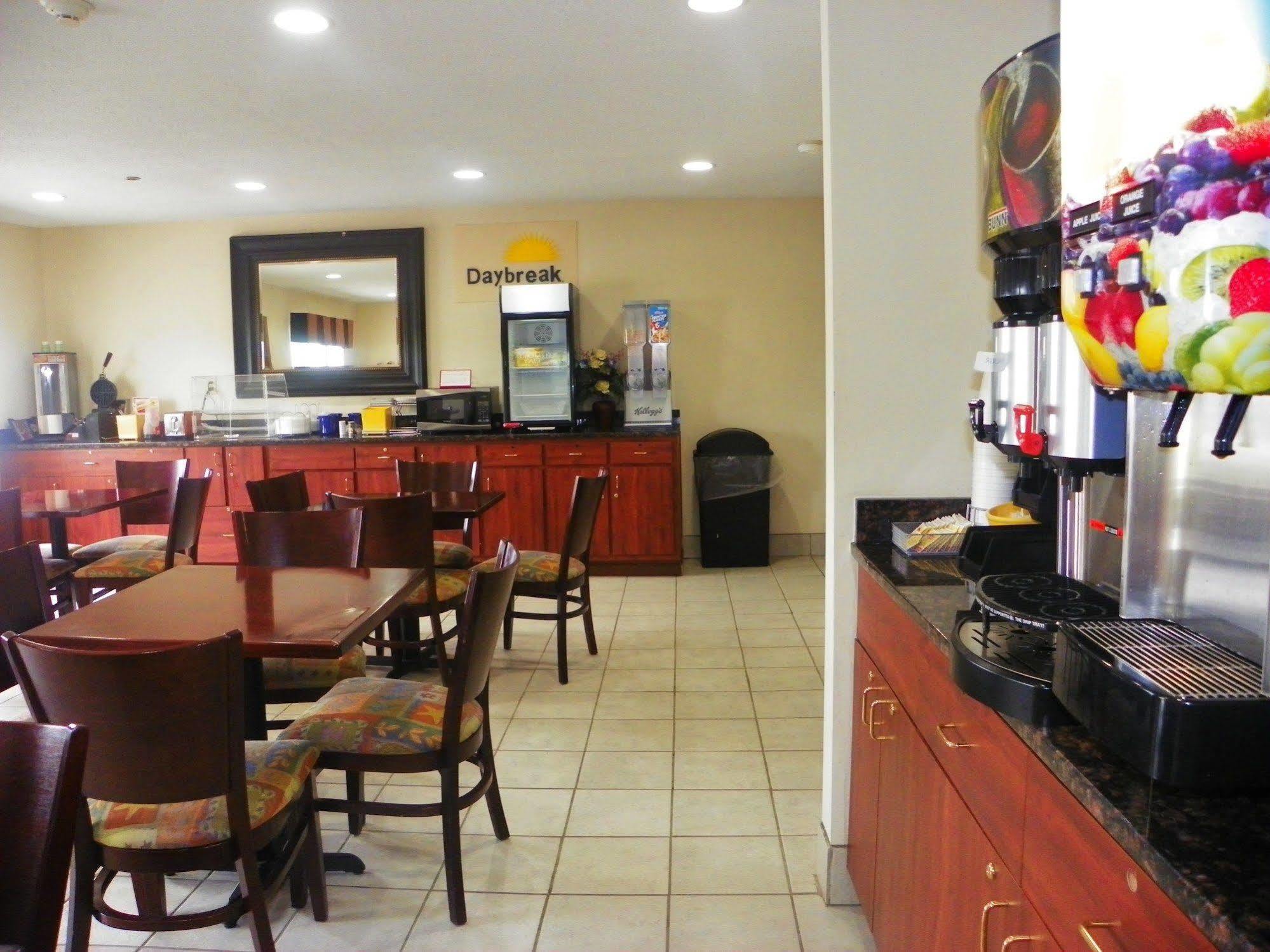 Royalton Inn & Suites Upper Sandusky Экстерьер фото